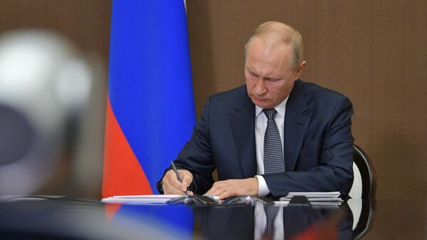 Президент РФ Владимир Путин во время проведения в режиме видеоконференции расширенного заседания президиума Государственного совета