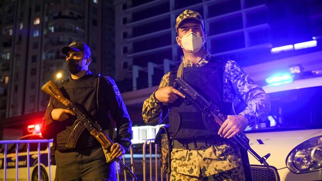Сотрудники правоохранительных органов и военнослужащие на улице в Баку