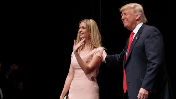 Дональд Трамп во время предвыборной компании в 2016 году со своей дочерью Иванкой Трамп