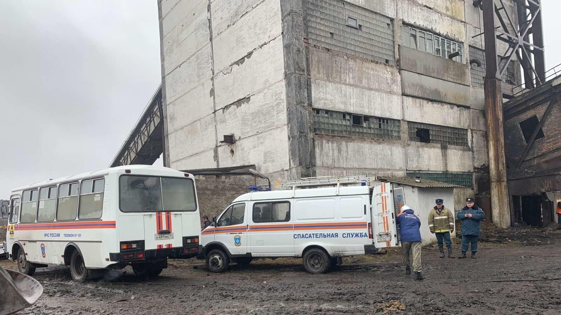 Сотрудники МЧС на месте обрушения перехода между зданиями на территории поверхности шахты Северная в Воркуте - РИА Новости, 1920, 29.09.2020