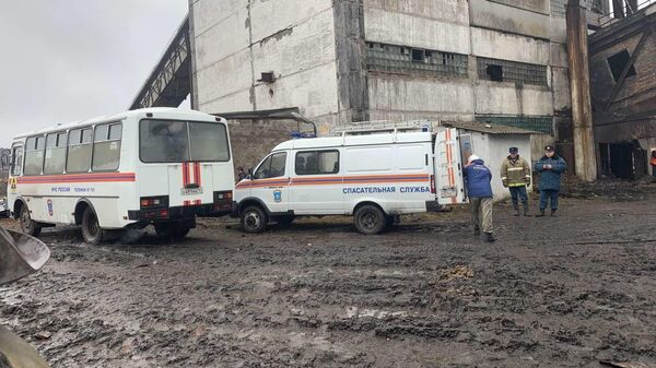 Сотрудники МЧС на месте обрушения перехода между зданиями на территории поверхности шахты Северная в Воркуте