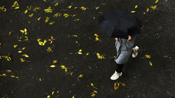 Девушка во время дождя на улице