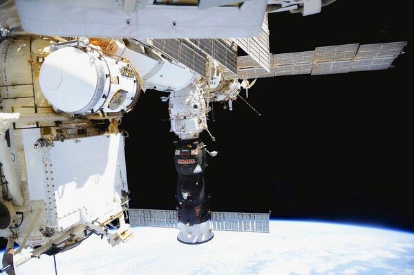 Грузовой корабль Прогресс пристыкованный к Международной космической станции