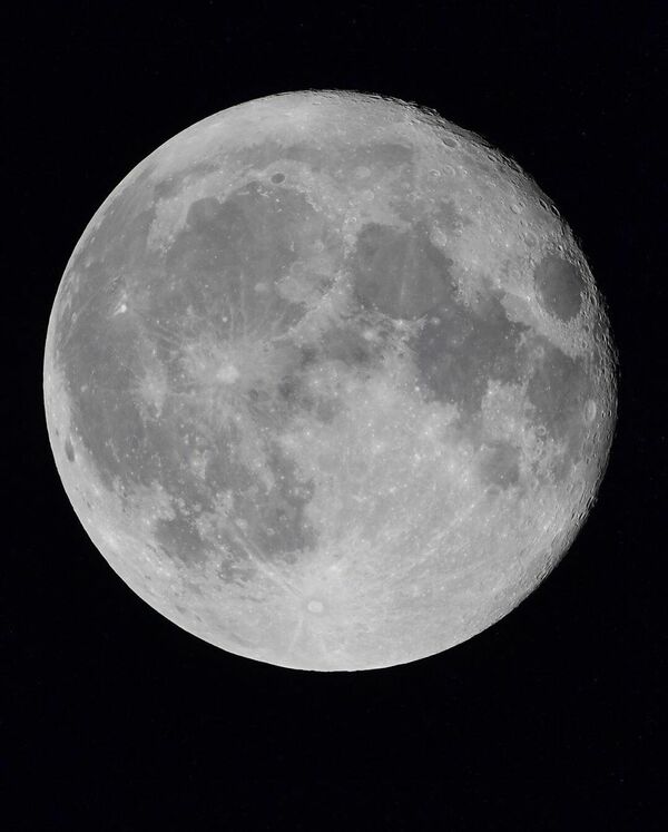 Луна из иллюминатора Международной космической станции 