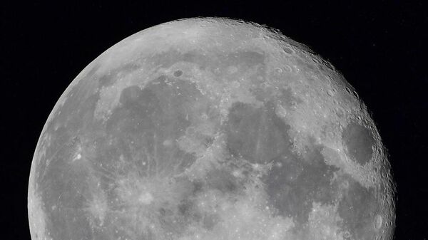 Луна из иллюминатора Международной космической станции 
