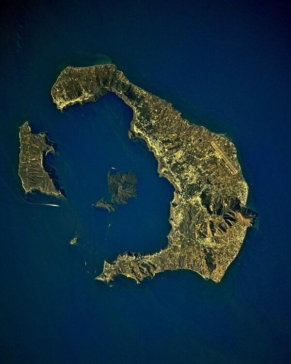 Вулканический остров в Эгейском море — Тира, также известный как Санторини с борта МКС