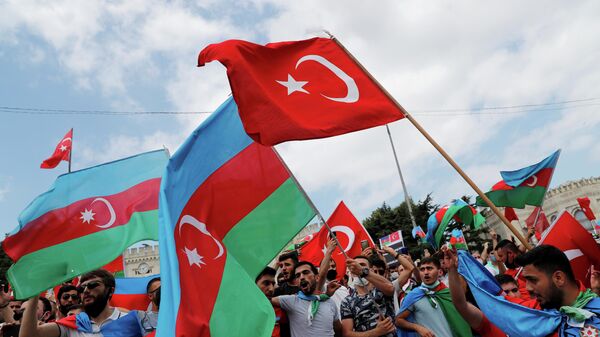 Азербайджанцы с флагами Турции и Азербайджана во время акции протеста в Стамбуле