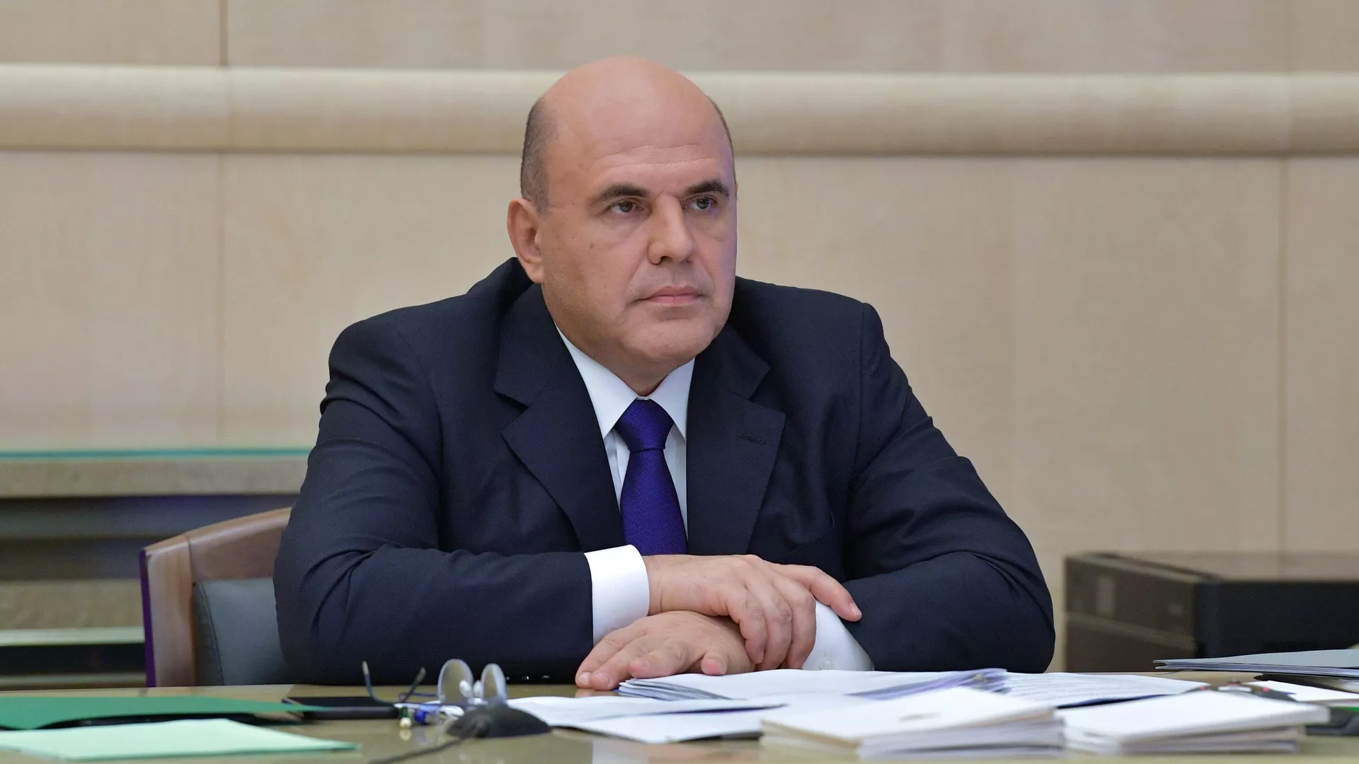 Председатель правительства РФ Михаил Мишустин принимает участие в совещании, которое проводит в режиме видеоконференции с членами правительства РФ президент РФ Владимир Путин Председатель правительства РФ Михаил Мишустин принимает участие в совещании, которое проводит в режиме видеоконференции с членами правительства РФ президент РФ Владимир Путин - РИА Новости, 1920, 01.10.2020