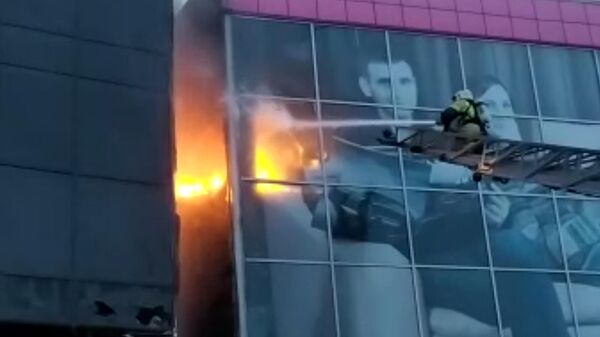 Фасад гостиницы загорелся в Новосибирске
