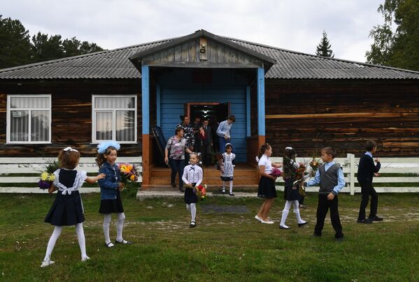 Ученики Юрт-Акбалыкской основной средней школы в Новосибирской области перед праздничной линейкой 1 сентября