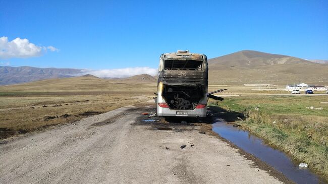 Пассажирский автобус в Варденисе, сгоревший после обстрела