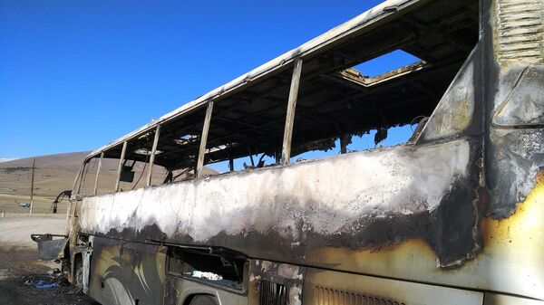 Пассажирский автобус в Варденисе, сгоревший после обстрела