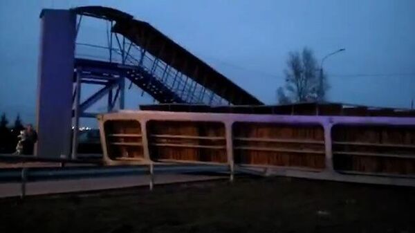 Кадры обрушения пешеходного моста под Екатеринбургом