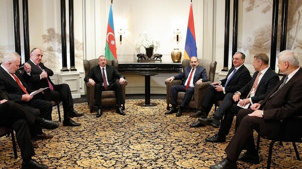 Президент Азербайджана Ильхам Алиев и премьер-министр Армении Никол Пашинян во время встречи по вопросам урегулирования нагорно-карабахского конфликта в Вене