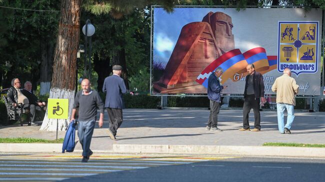 Жители на улице Степанакерта