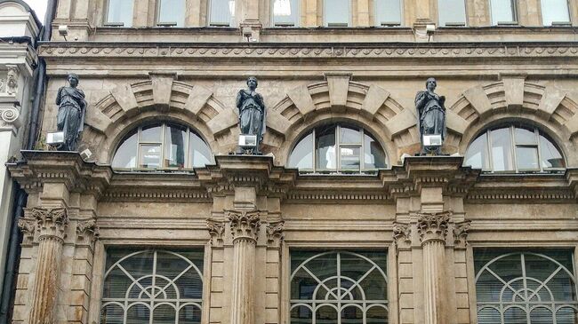 Фигуры богини здоровья Гигеи на здании бывшей аптеки Феррейна на Никольской улице в Москве