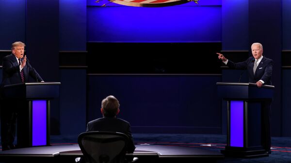 Президент Дональд Трамп США и Джо Байден во время дебатов в Кливленде, штат Огайо