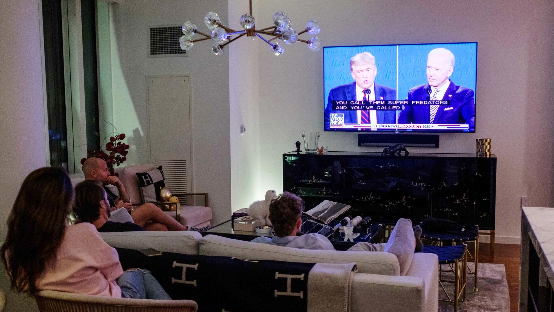 Жители Нью-Йорка смотрят трансляцию дебатов действующего президента США Дональда Трампа и кандидата в президенты США Джо Байдена - РИА Новости, 1920, 14.10.2020
