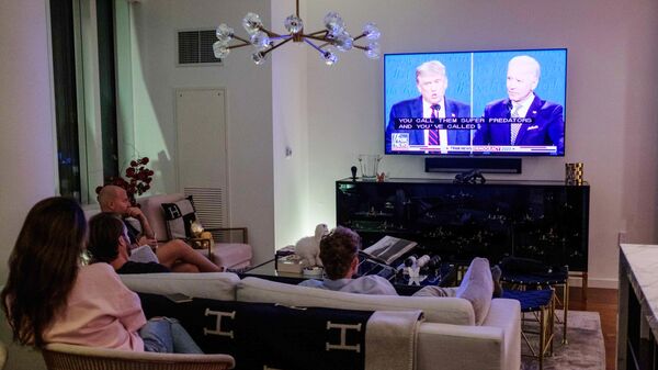 Жители Нью-Йорка смотрят трансляцию дебатов действующего президента США Дональда Трампа и кандидата в президенты США Джо Байдена