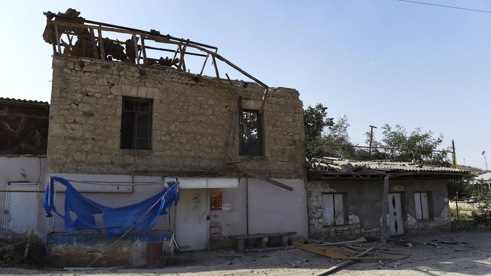 Дом, поврежденный в результате обстрела в Мартакертском районе Нагорного Карабаха - РИА Новости, 1920, 01.10.2020