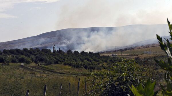 Дым от пожара, возникшего в результате обстрела в Мартакертском районе Нагорного Карабаха