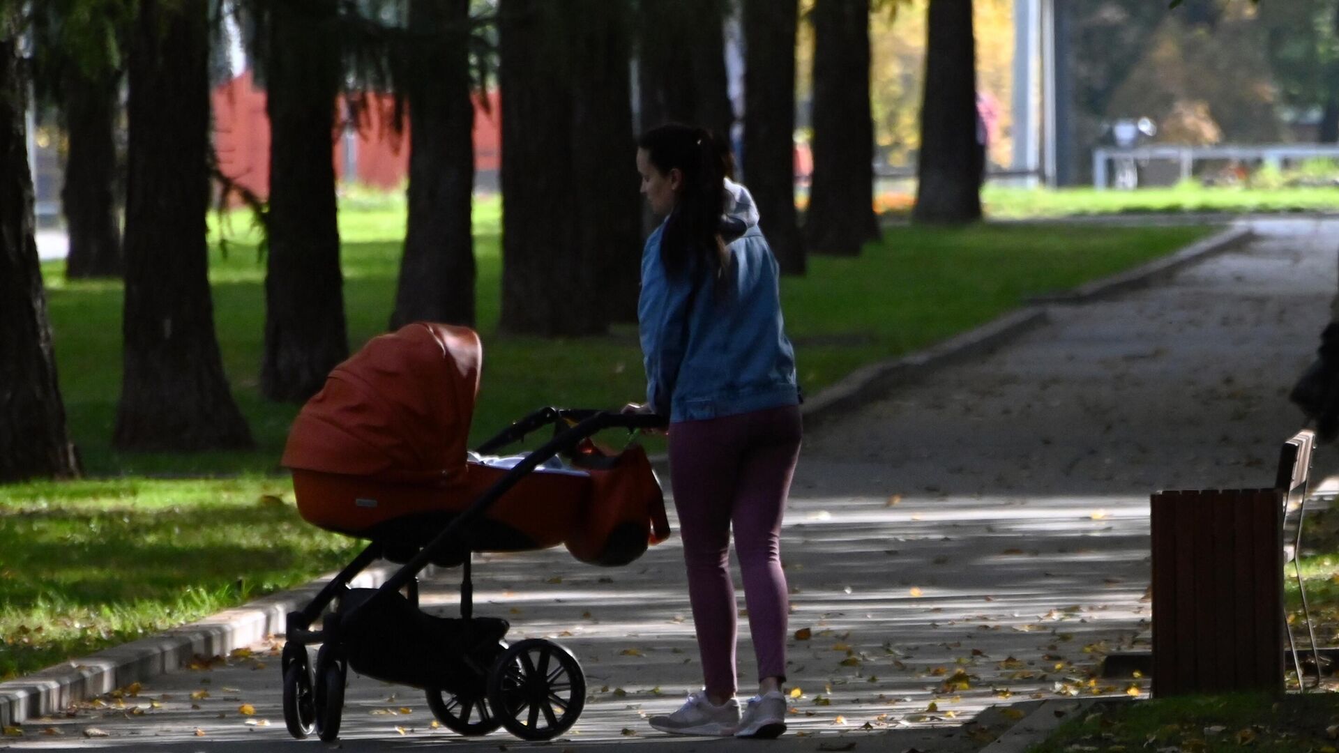 Женщина с коляской в сквере на улице Марии Ульяновой в Москве - РИА Новости, 1920, 17.07.2021