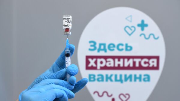 Медицинская сестра держит в руках вакцину Гам-Ковид-Вак в процедурном кабинете поликлиники Москвы