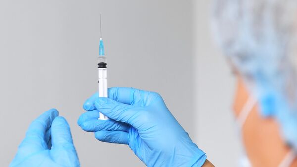 Шприц с вакциной против COVID-19 в поликлинике №121 в Москве