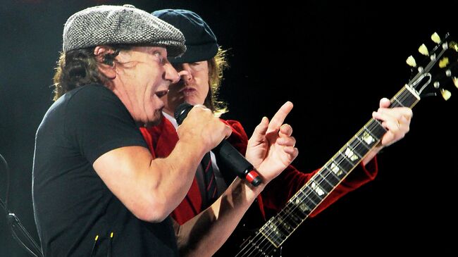  Брайан Джонсон и Ангус Янг из AC/DC