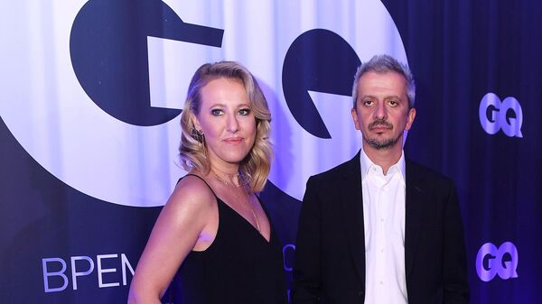 Телеведущая Ксения Собчак и режиссер Константин Богомолов перед началом финального этапа голосования премии Человек года по версии журнала GQ в Москве.