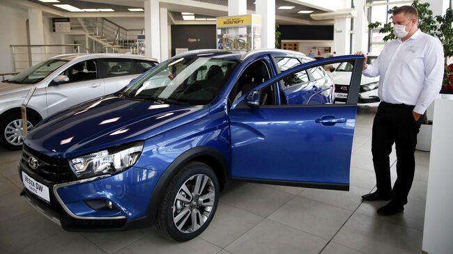 Автомобиль Lada Vesta SW Cross в автосалоне дилерского центра 