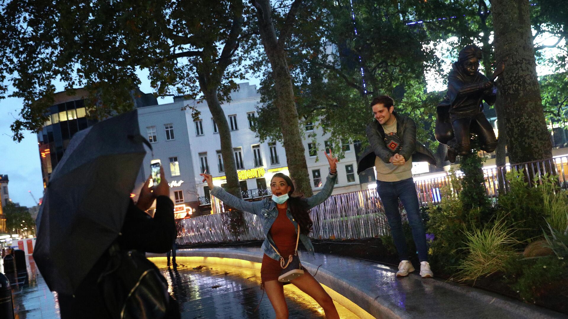 Люди фотографируются возле памятника Гарри Поттеру в Лондоне - РИА Новости, 1920, 01.10.2020