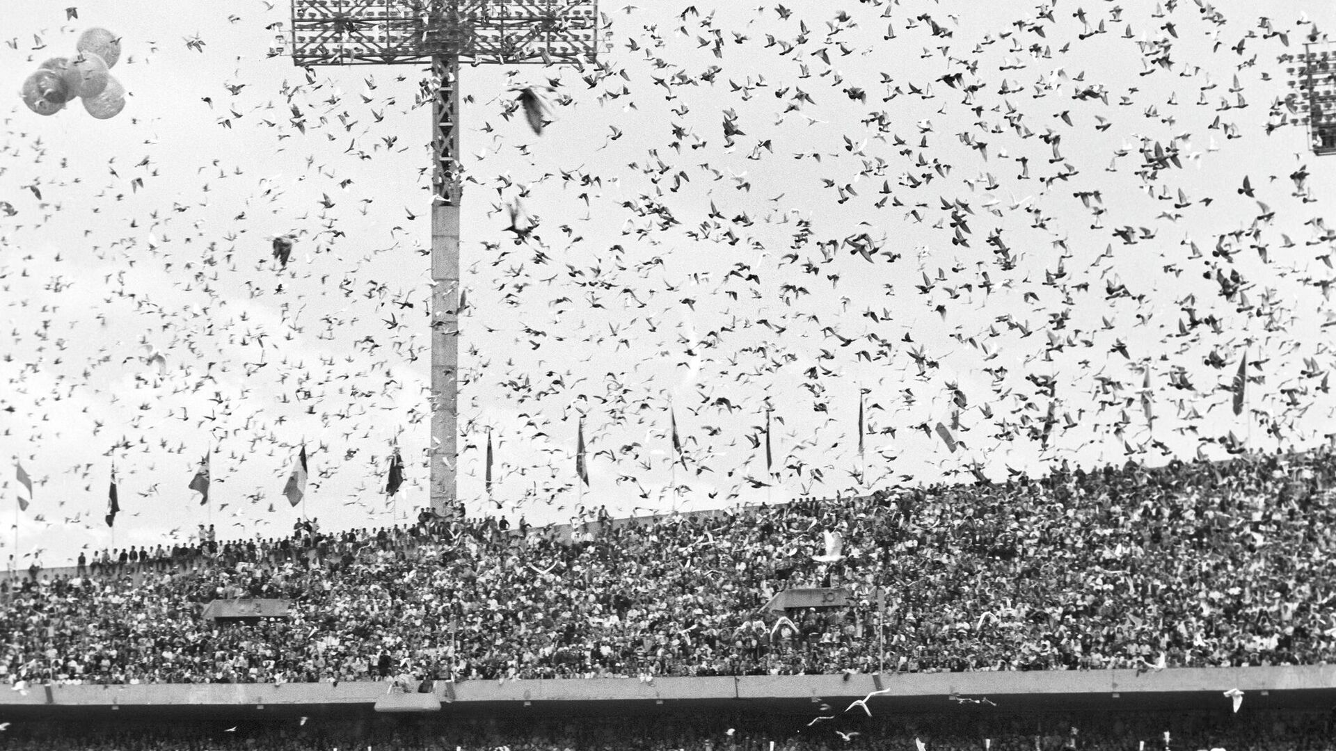 На олимпийском стадионе в день открытия XIX Олимпиады в Мехико - РИА Новости, 1920, 02.10.2020