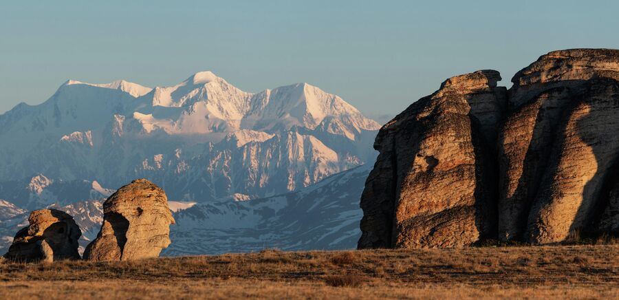 Каменные столбы плато Чокпартас, обрамляющие гору Белуха