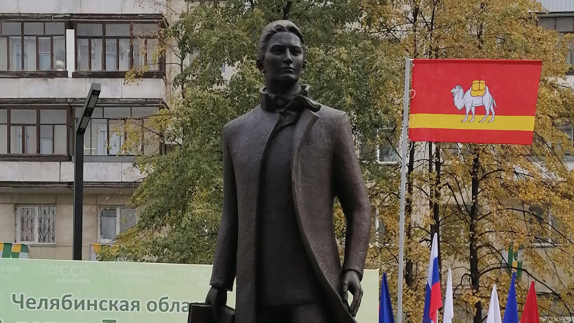 Памятник татарскому поэту Габдулле Тукаю в центре Челябинска - РИА Новости, 1920, 01.10.2020