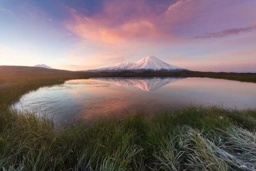 Рассвет на плато Копыто с видом на вулканы Плоский и Острый Толбачики