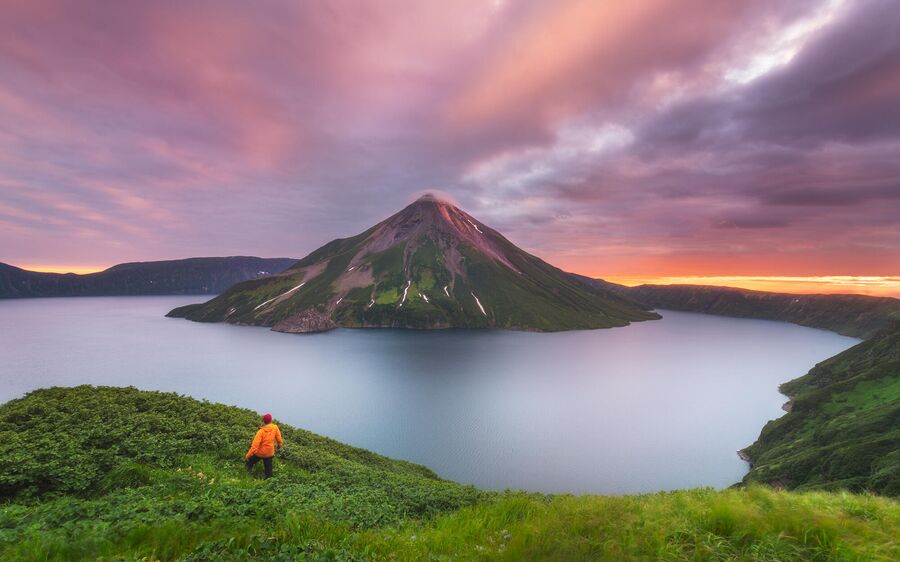Закат над Кольцевым островом и вулканом Креницына, остров Онекотан, Северные Курилы