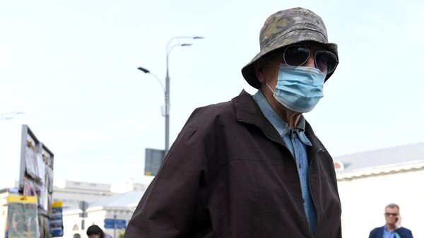 Мужчина в медицинской маске у станции метро Парк культуры в Москве