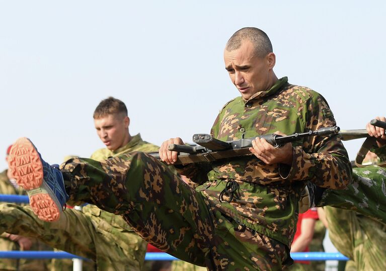 Комплекс специальных упражнений рукопашного боя с оружием на квалификационных испытаниях на право ношения крапового берета военнослужащими подразделений спецназа войск национальной гвардии Приволжского округа России в Татарстане