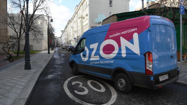 Автомобиль интернет магазина OZON на улице Москвы