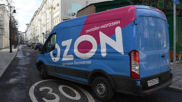 Автомобиль интернет магазина OZON на улице Москвы