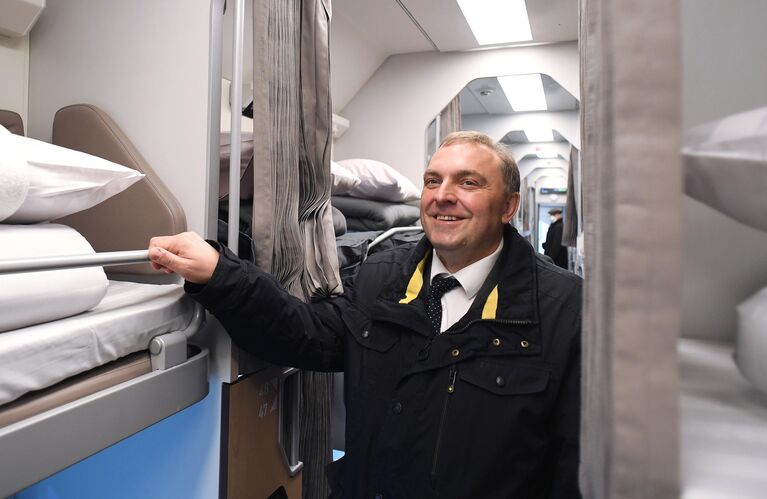 Директор по пассажирским перевозкам ОАО РЖД Дмитрий Пегов в павильоне с макетом нового плацкартного вагона Директор по пассажирским перевозкам ОАО РЖД Дмитрий Пегов в павильоне с макетом нового плацкартного вагона