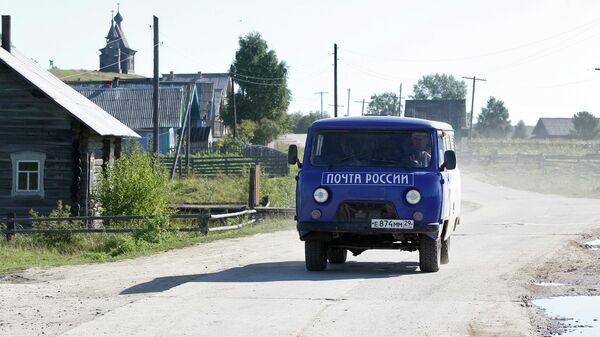 Машина Почты России в деревне