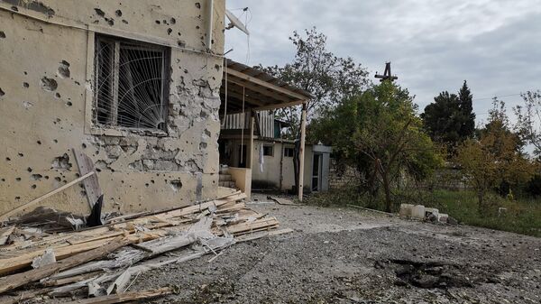 Последствия обстрелов в азербайджанском Тертере близ Карабаха