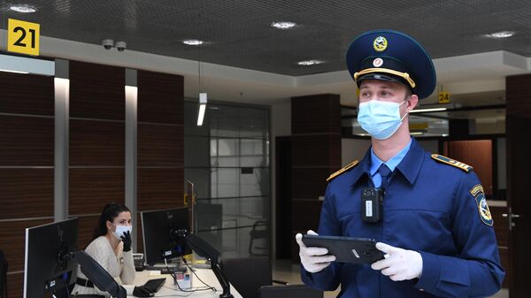 Рейд по проверке соблюдения перчаточно-масочного режима в отделении Райффайзенбанка в Москве