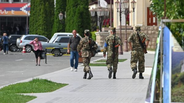 Вооруженные военнослужащие на улице Степанакерта