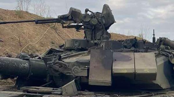 Захваченный армянскими силами азербайджанский танк Т-90