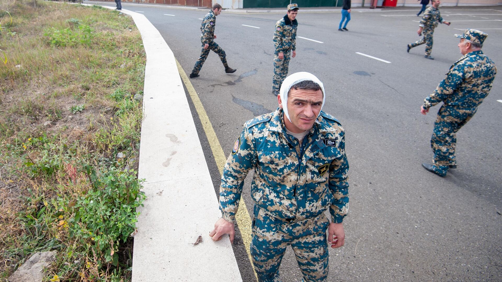 Раненый в результате обстрелов Степанакерта сотрудник госслужбы по ЧС Нагорного Карабаха - РИА Новости, 1920, 02.10.2020