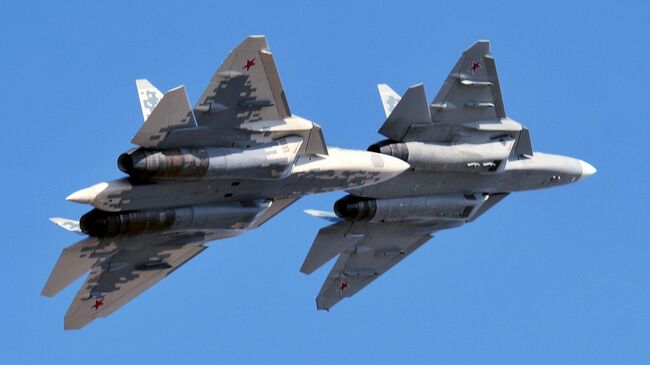 Многофункциональные истребители пятого поколения Су-57. Архивное фото