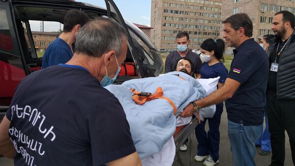 Журналистов, раненных при освещении боевых действий в Нагорном Карабахе, перевозят из медицинского центра Эребуни в аэропорт